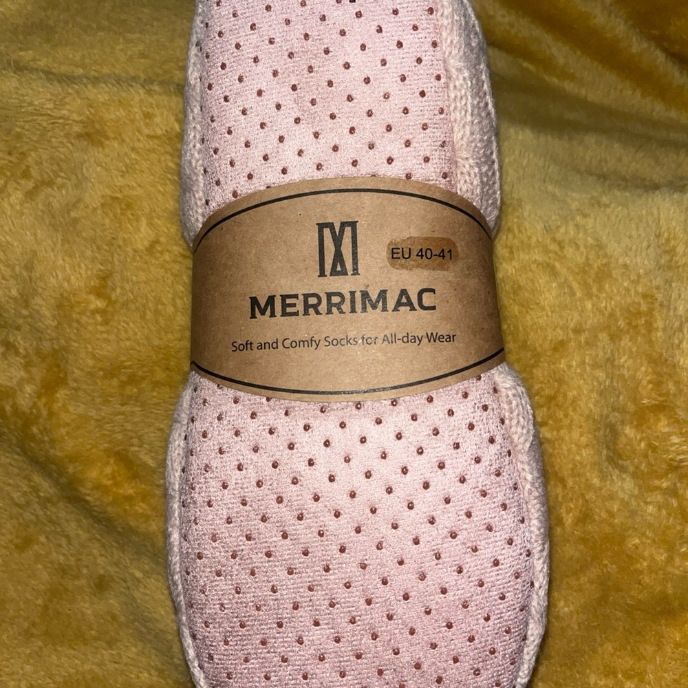 MERRIMAC Women's Fuzzy Cable Knit Slipper Socks Grippers NWT PINK Size 9 -10